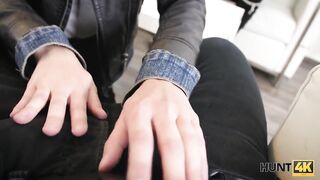 HUNT4K. Il ragazzo non può pagare l'autobus, ecco perché la sua ragazza