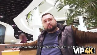 VIP4K. Un uomo incontra il dolce zenzero al centro commerciale e la