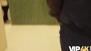 VIP4K. Un uomo incontra il dolce zenzero al centro commerciale e la