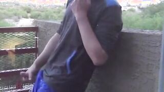 Auf dem Balkon gewichst