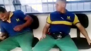 Metalurgico querendo pegar no pau do colega