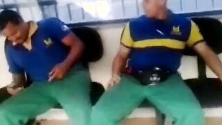 Metalurgico querendo pegar no pau do colega
