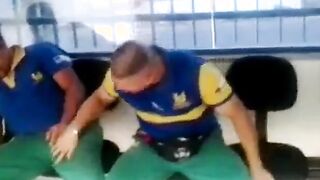 Metalurgico querendo pegar no pau do colega
