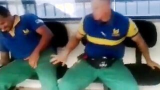 Metalurgico querendo pegar no pau do colega