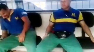 Metalurgico querendo pegar no pau do colega