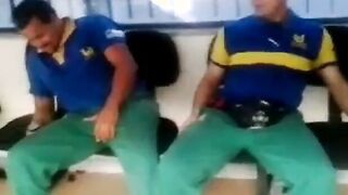 Metalurgico querendo pegar no pau do colega