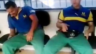Metalurgico querendo pegar no pau do colega