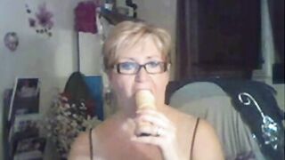 Vieille et ses jouets