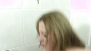 Verdammte Hure mit Tatted in der Badewanne