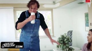 Cute women Give Her Older Man Passionate Fellatio