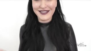Rauchende Latex Bitch vollgespritzt