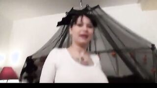 amatrice tatoued emo show huge bra and boobs