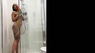 Inked barely legal gril fucking her sex sex toy into the shower