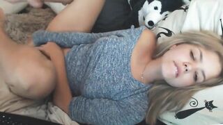 Amazing Bombshell Blonde Camgirl Masturbating
