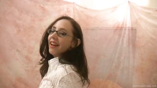 Amateur in tights seduces and blows her photographer