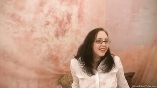 Amateur in pantyhose seduces and blows her photographer