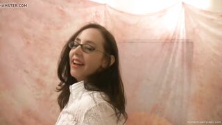 Amateur in pantyhose seduces and blows her photographer