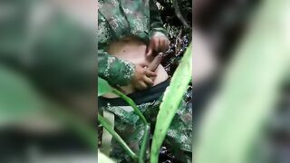 Militar novinho tocando uma no mato