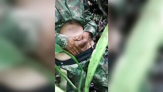 Militar novinho tocando uma no mato