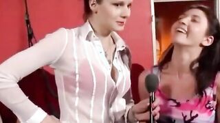 Schönes Mädchen in akrobatischer Anal-Action