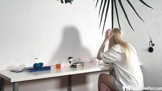 Blonde 18 cannot stop drilling herself on camera