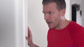"There you go, gets a whole eye full of me naked" Aria Valencia tells Stepbro - S22:E5