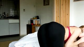 GEILES MADCHEN IN LEGGINGS VERSUCHT EINEN GROBEN SCHWANZ 2