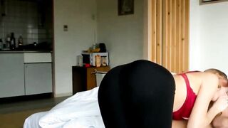 GEILES MADCHEN IN LEGGINGS VERSUCHT EINEN GROBEN SCHWANZ 2