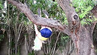 Beauty little vixen Kiara Cole who loves shaking that ass outdoor. When she finally relocates to the bedroom and changes