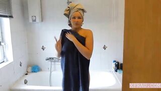 Schone Cummed nach der Dusche
