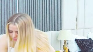 Shaved Pussy Babe Masturbates Fuck Herself
