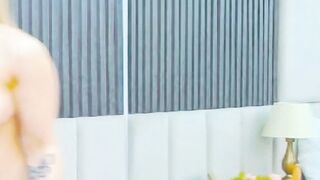 Shaved Pussy Babe Masturbates Fuck Herself