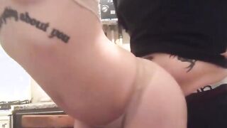Tattooed blonde Hot gives an good oral sex