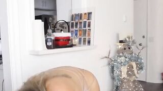 Sophisticated Blonde Giving Elegant Cam Show