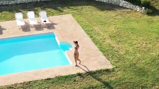Big booty teen model shows hot body