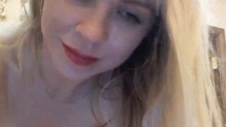 Hot Blonde Irresistible Curves Live Show