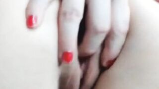 White Chick Babe Loves Pleasuring Her Clit