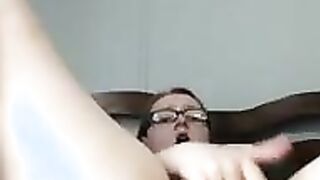 Nerdy Chick fucks her wet pussy on webcam