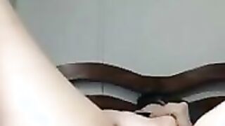 Nerdy Chick fucks her wet pussy on webcam