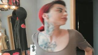 Tattooed Woman Rubbing Her Wet Pussy On Cam