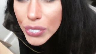 Öffentlicher Fellatio im Shoppingcenter mit deutscher schlampe