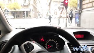 stranger help twat with mouth to lift her heavy bags in exchange