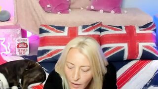 Blonde MILF chats and plays on cam