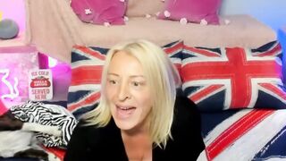 Blonde MILF chats and plays on cam