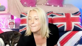 Blonde MILF chats and plays on cam