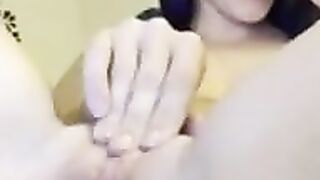 Hot Babe fucks her wet juicy pussy