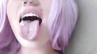 Naughty Babe fucks her wet pussy with a dildo