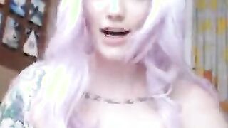 Naughty Babe fucks her wet pussy with a dildo