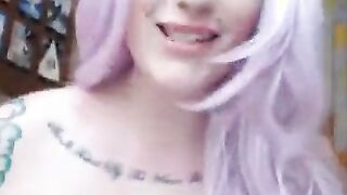 Naughty Babe fucks her wet pussy with a dildo