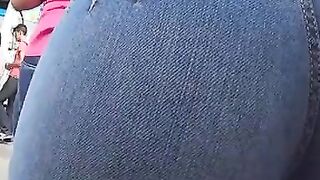 Perfegt ass in tight jeans puplic